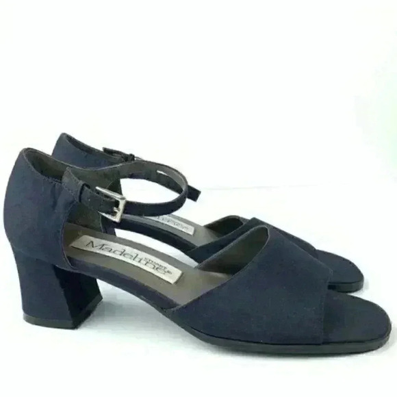 Madeline Stuart heels 7 Bimini navy blue vintage